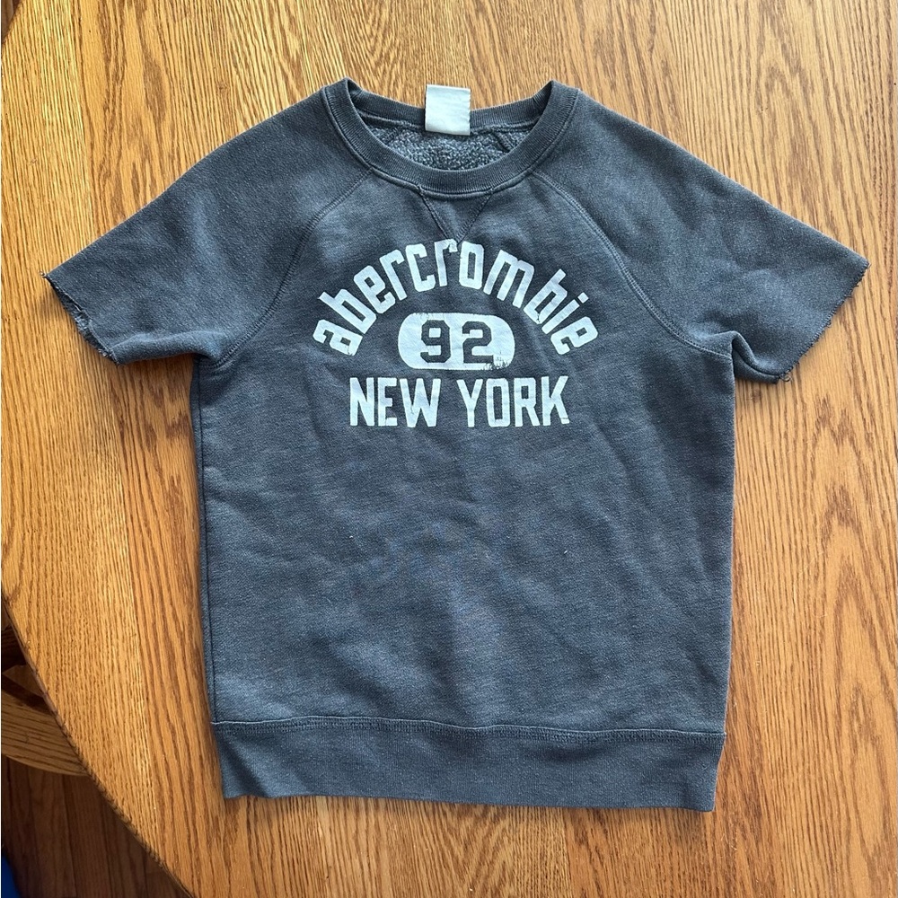 Preowned Boy’s Sz S Abercrombie Kids Grey Short Sleeeved Shirt w/White Logo